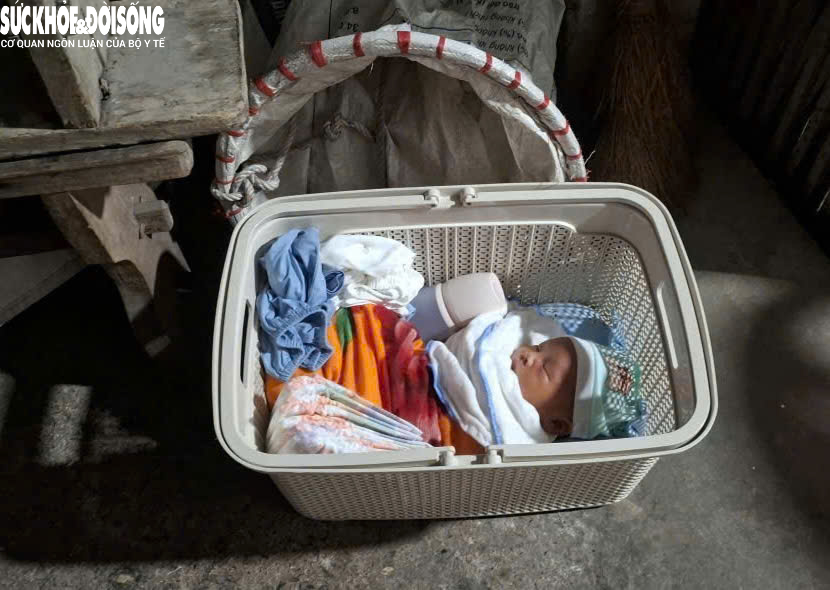 Phát hiện bé trai sơ sinh bị bỏ rơi trước nhà lúc rạng sáng- Ảnh 1. Phát hiện bé trai sơ sinh bị bỏ rơi trước nhà lúc rạng sáng- Ảnh 1.