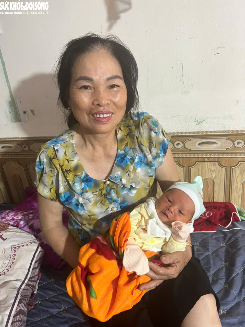 Phát hiện bé trai sơ sinh bị bỏ rơi trước nhà lúc rạng sáng- Ảnh 4. Phát hiện bé trai sơ sinh bị bỏ rơi trước nhà lúc rạng sáng- Ảnh 4.