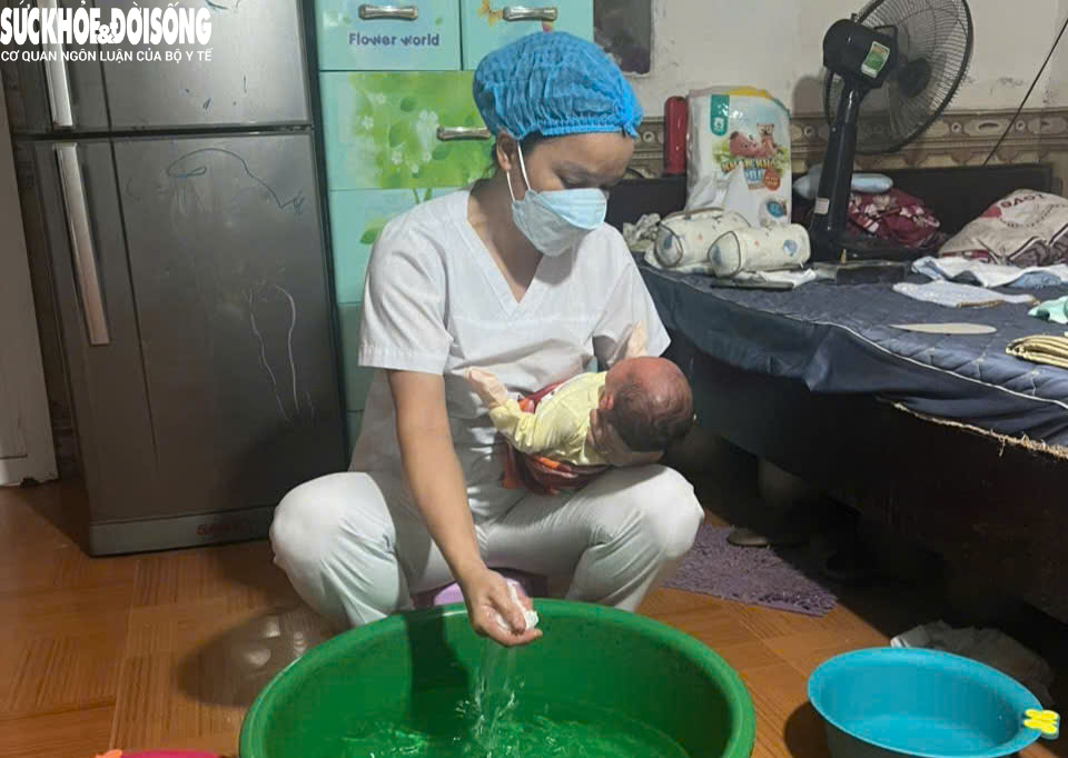 Phát hiện bé trai sơ sinh bị bỏ rơi trước nhà lúc rạng sáng- Ảnh 3. Phát hiện bé trai sơ sinh bị bỏ rơi trước nhà lúc rạng sáng- Ảnh 3.