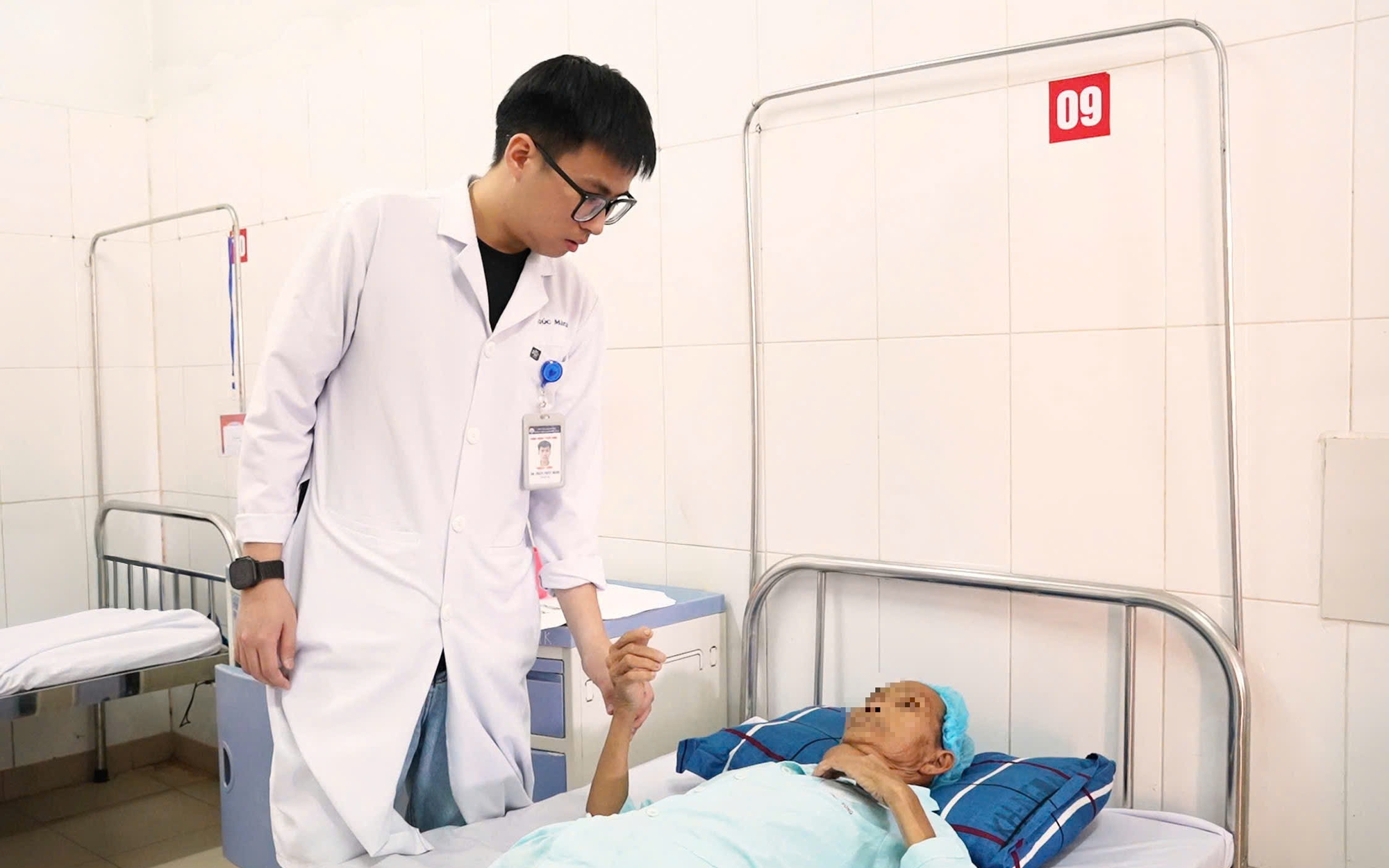 Bệnh viện tuyến tỉnh lần đầu tiên phẫu thuật thành công ca u tủy sống- Ảnh 2.