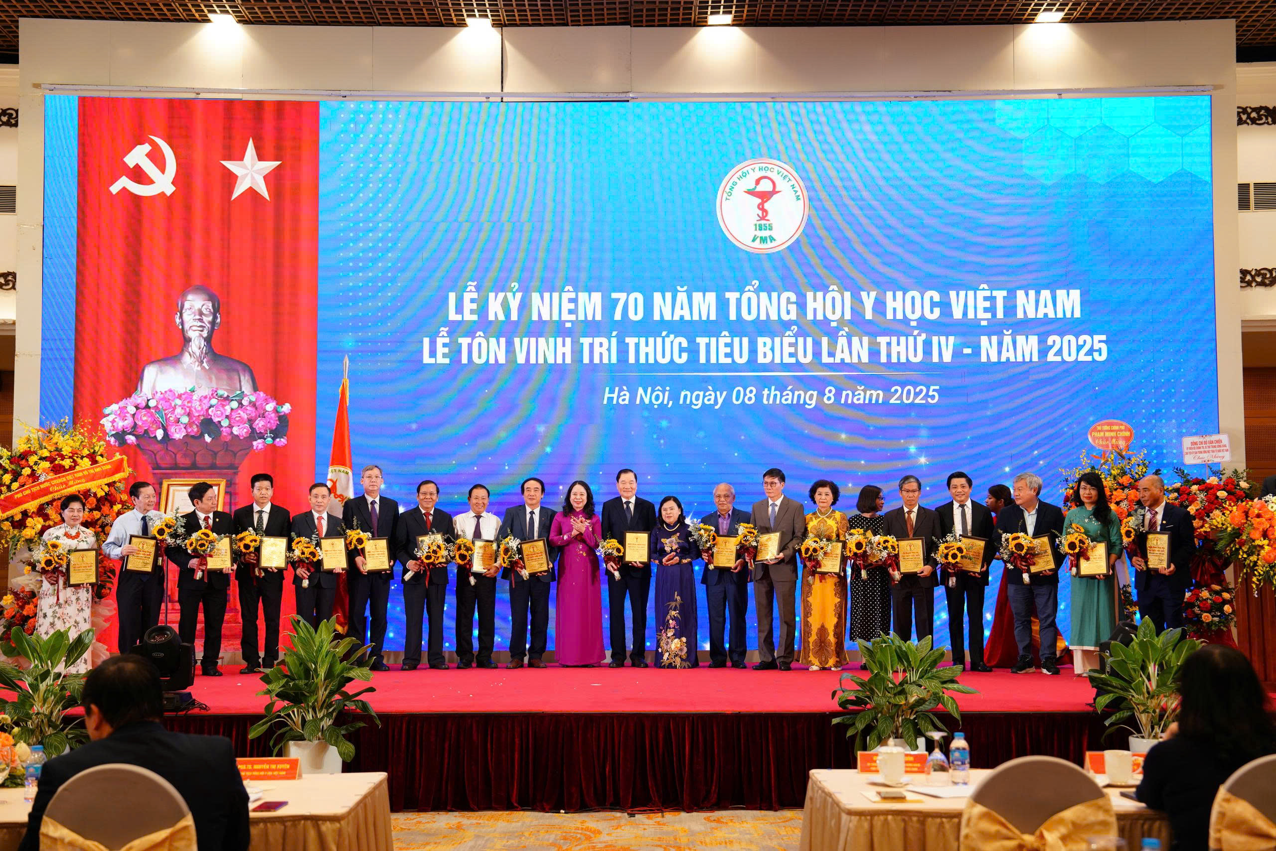 Tổng hội Y học Việt Nam tiếp tục phát huy tổ chức xã hội - nghề nghiệp, cùng Bộ Y tế làm tốt hơn công tác chăm sóc sức khoẻ nhân dân- Ảnh 4. Tổng hội Y học Việt Nam tiếp tục phát huy tổ chức xã hội - nghề nghiệp, cùng Bộ Y tế làm tốt hơn công tác chăm sóc sức khoẻ nhân dân- Ảnh 4.