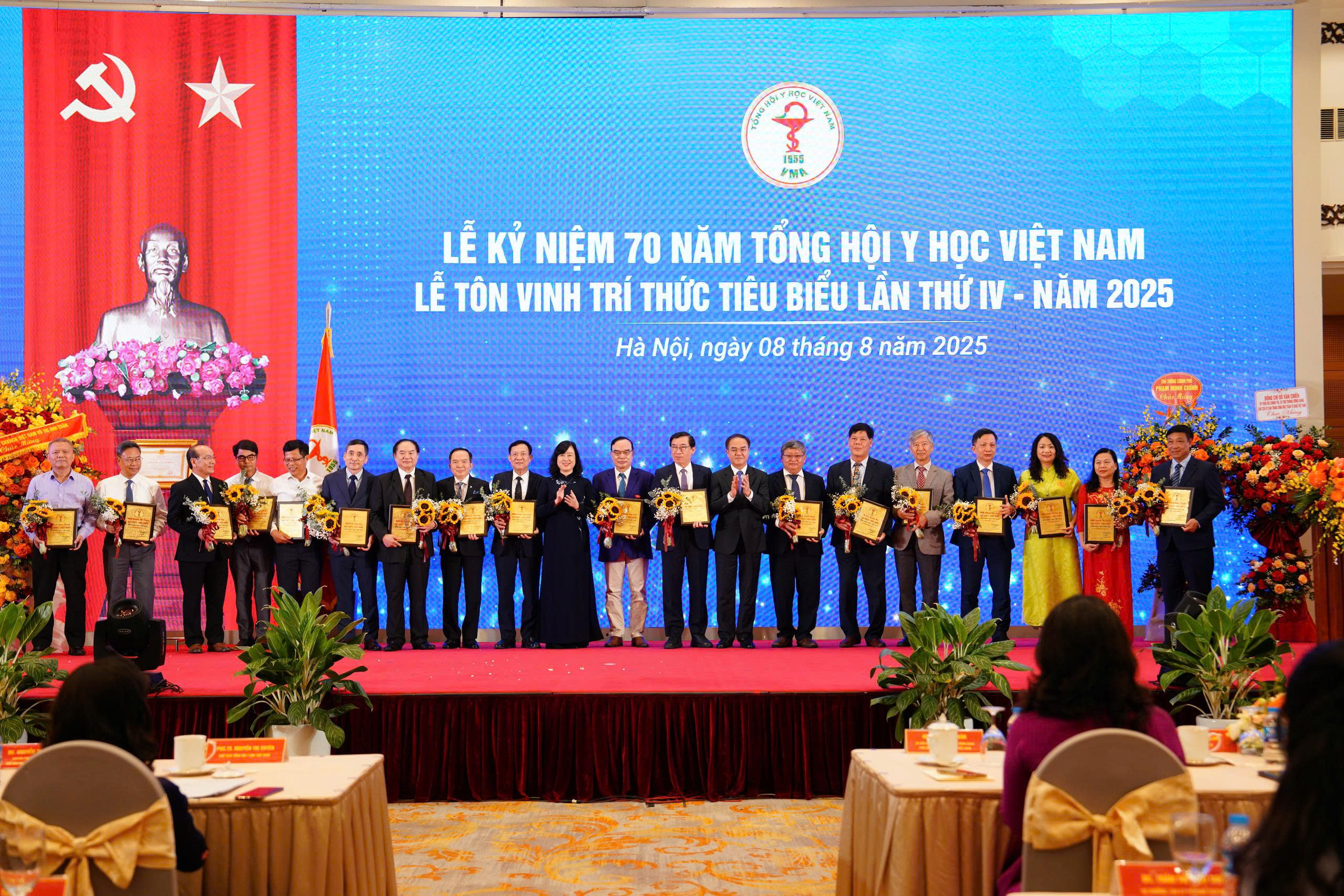 Tổng hội Y học Việt Nam tiếp tục phát huy tổ chức xã hội - nghề nghiệp, cùng Bộ Y tế làm tốt hơn công tác chăm sóc sức khoẻ nhân dân- Ảnh 5. Tổng hội Y học Việt Nam tiếp tục phát huy tổ chức xã hội - nghề nghiệp, cùng Bộ Y tế làm tốt hơn công tác chăm sóc sức khoẻ nhân dân- Ảnh 5.