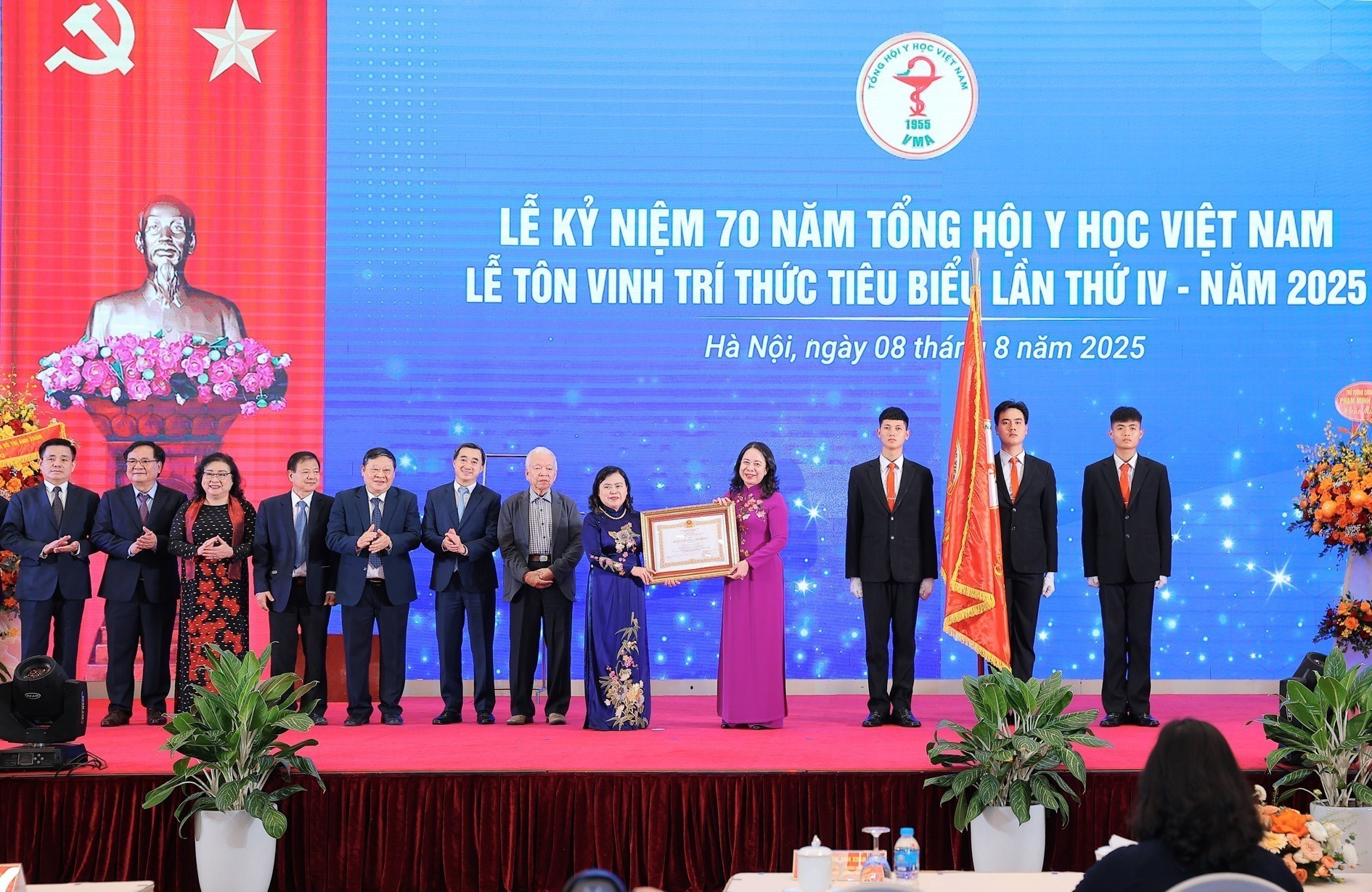 Tổng hội Y học Việt Nam tiếp tục phát huy tổ chức xã hội - nghề nghiệp, cùng Bộ Y tế làm tốt hơn công tác chăm sóc sức khoẻ nhân dân- Ảnh 1. Tổng hội Y học Việt Nam tiếp tục phát huy tổ chức xã hội - nghề nghiệp, cùng Bộ Y tế làm tốt hơn công tác chăm sóc sức khoẻ nhân dân- Ảnh 1.