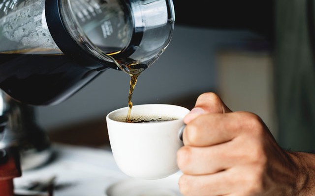 Có nên uống cà phê trong những ngày nắng nóng?