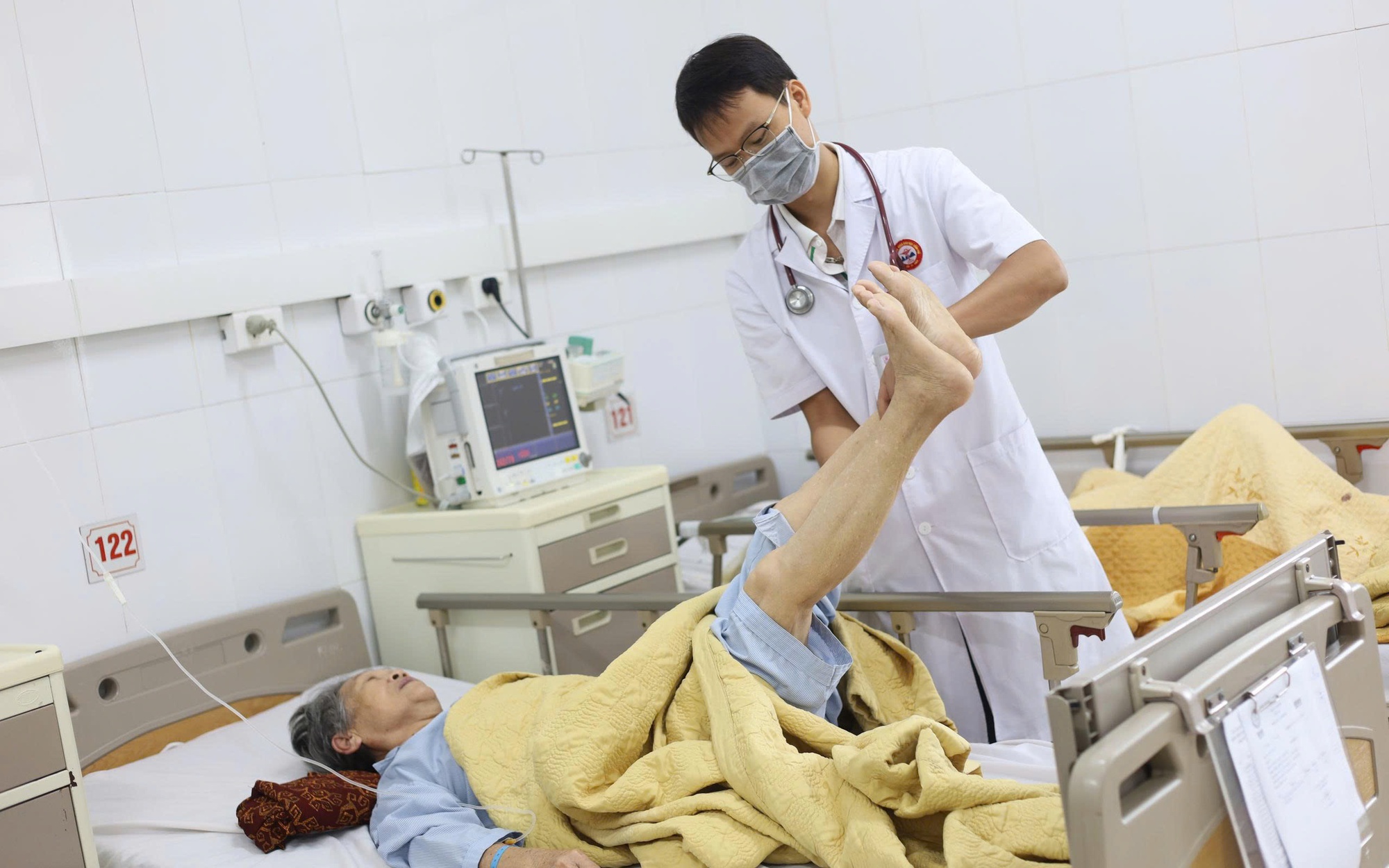 Cụ bà 73 tuổi bị đột quỵ não cấp khi đang đi du lịch
