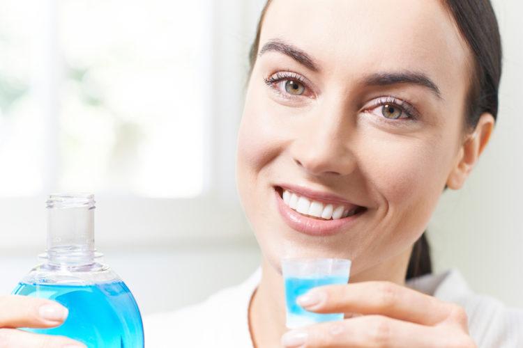 Nước súc miệng: 'Trợ thủ đắc lực' hay 'con dao hai lưỡi'?- Ảnh 1.