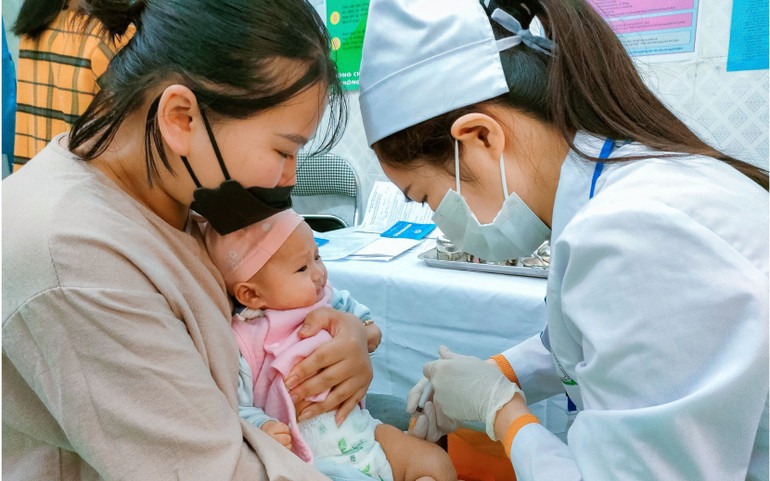 Giai đoạn 2025-2030: Đề xuất nhiều chính sách hấp dẫn về học phí, học bổng để thu hút sinh viên ngành Y- Ảnh 3. Giai đoạn 2020-2025: Nhiều chỉ số sức khỏe của người dân vượt trội so với các quốc gia có cùng mức phát triển