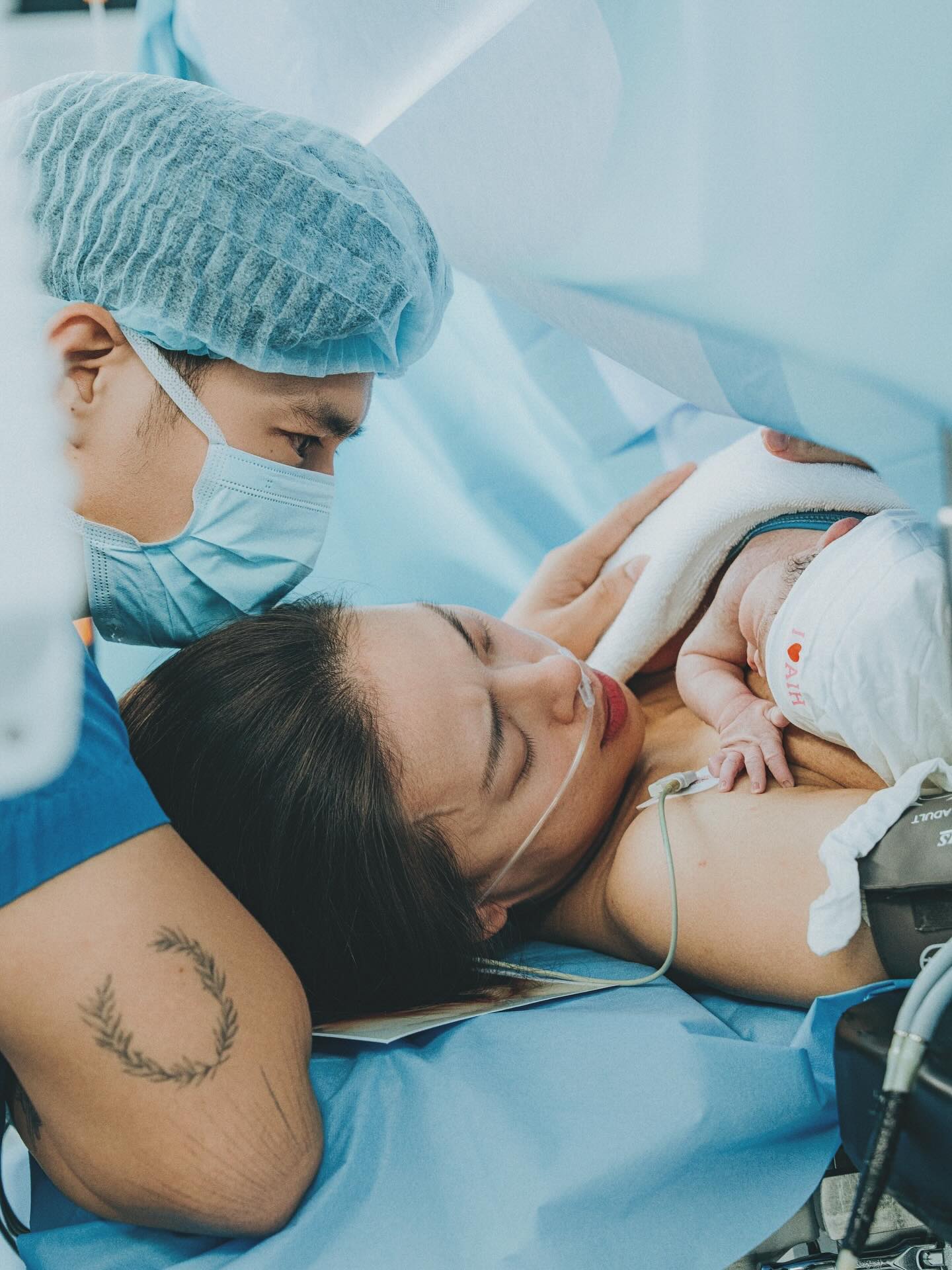 Chồng Ngô Thanh Vân nghẹn ngào khoảnh khắc cùng vợ đón con gái đầu lòng- Ảnh 1.