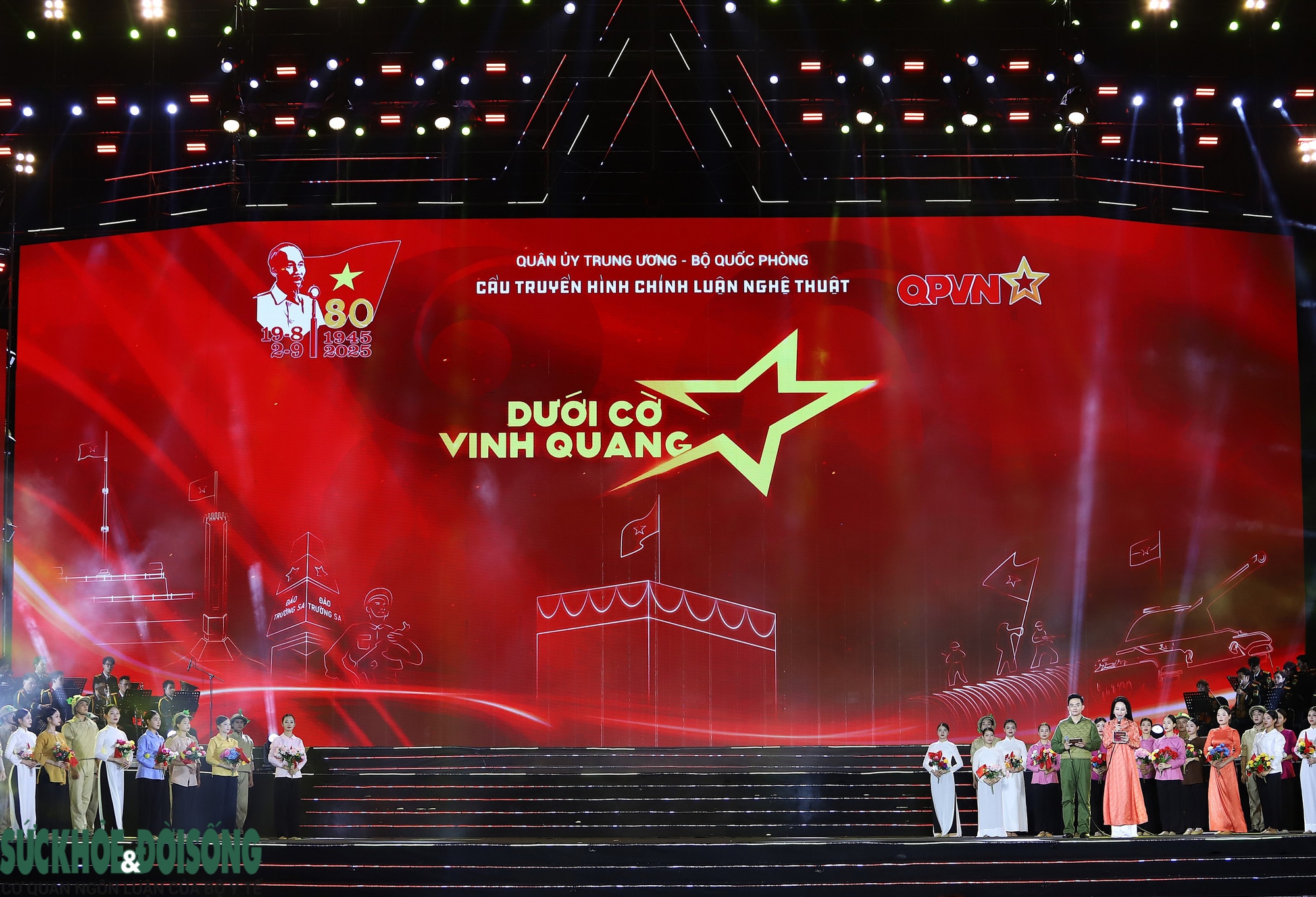 'Dưới cờ vinh quang' và khoảnh khắc đổi gác tại Lăng Bác lay động hàng vạn khán giả- Ảnh 2.