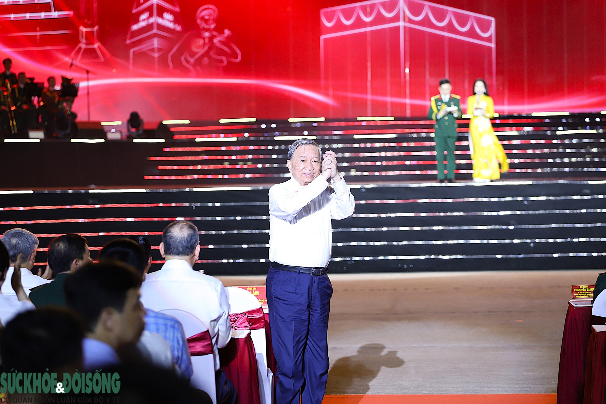 'Dưới cờ vinh quang' và khoảnh khắc đổi gác tại Lăng Bác lay động hàng vạn khán giả- Ảnh 3.