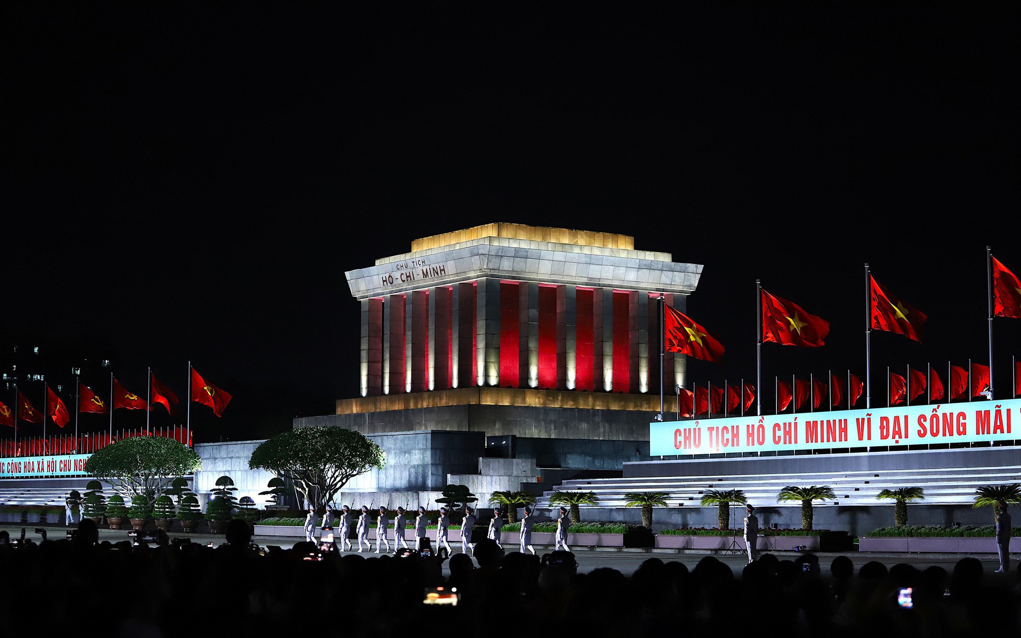 "Dưới cờ vinh quang" và khoảnh khắc đổi gác tại Lăng Bác lay động hàng vạn khán giả