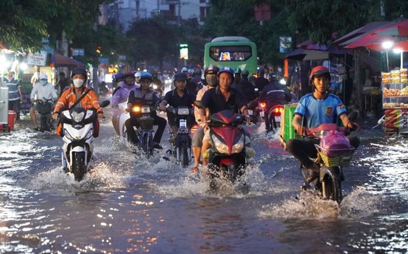 Áp thấp nhiệt đới đang hoạt động trên khu vực Biển Đông, Nam Bộ mưa dông mạnh