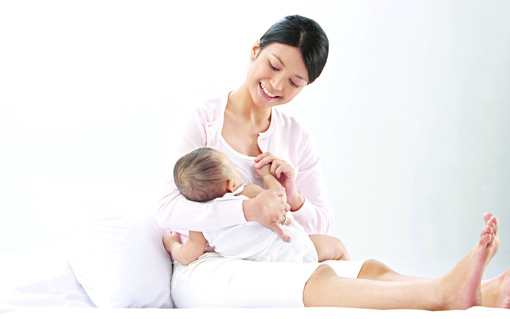[Infographic] Nuôi con bằng sữa mẹ: Đúng cách, đủ yêu thương
