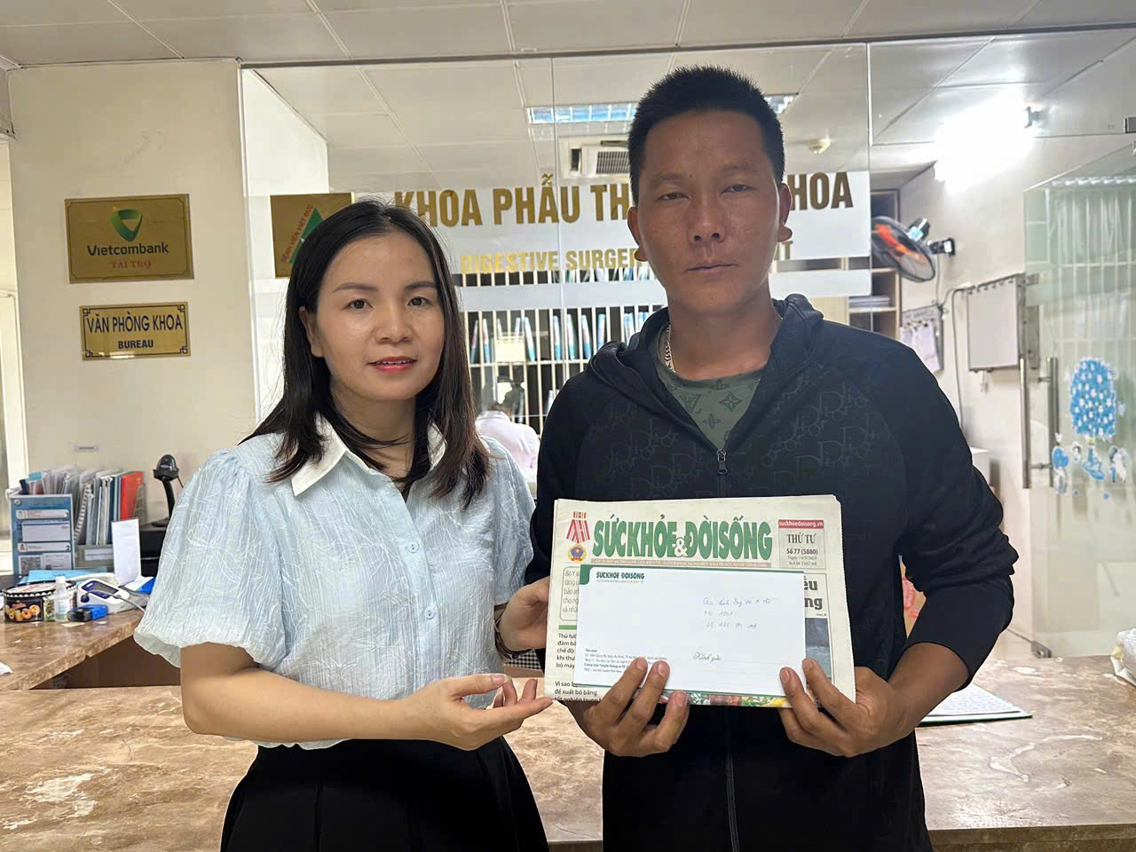 Gia đình người đàn ông dân tộc H’Mông gửi lời cảm ơn đến bạn đọc Báo Sức khỏe và Đời sống- Ảnh 1. Gia đình người đàn ông dân tộc H’Mông gửi lời cảm ơn đến bạn đọc Báo Sức khỏe và Đời sống- Ảnh 1.