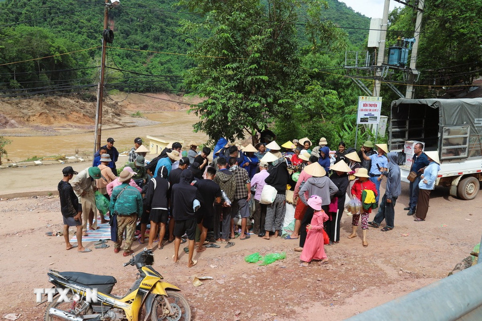 Nghệ An: Người dân các bản bị cô lập chủ động vận chuyển nhu yếu phẩm qua sông- Ảnh 8.