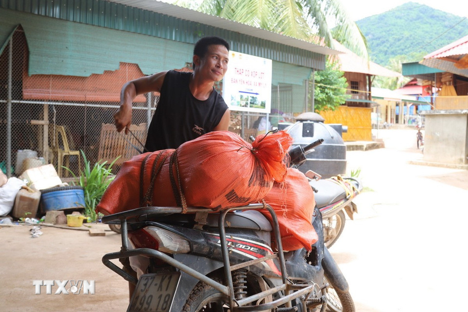 Nghệ An: Người dân các bản bị cô lập chủ động vận chuyển nhu yếu phẩm qua sông- Ảnh 3.