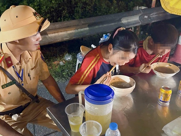 Hai chị em đi xe đạp điện từ Thanh Hóa ra Hà Nội để xem diễu binh, diễu hành kỷ niệm Quốc khánh 2/9 - Ảnh 2. Hai chị em đi xe đạp điện từ Thanh Hóa ra Hà Nội để xem diễu binh, diễu hành kỷ niệm Quốc khánh 2/9 - Ảnh 2.