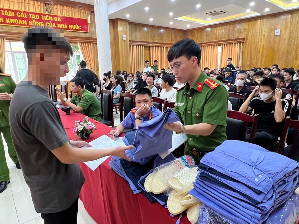 Công an Hà Nội công bố quyết định đặc xá đợt 2 năm 2025- Ảnh 2. Công an Hà Nội công bố quyết định đặc xá đợt 2 năm 2025- Ảnh 2.