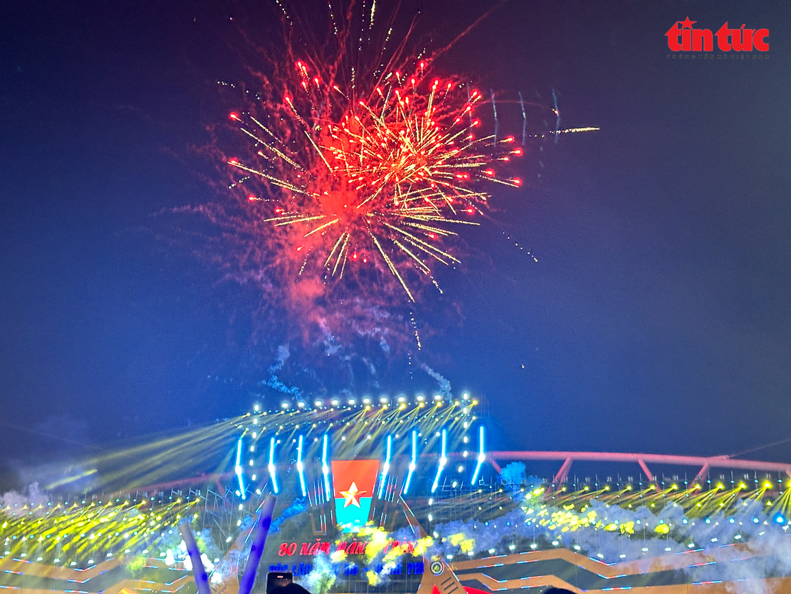 Concert Quốc gia đặc biệt: Bản hùng ca 80 năm Độc lập - Tự do - Hạnh phúc- Ảnh 7. Concert Quốc gia đặc biệt: Bản hùng ca 80 năm Độc lập - Tự do - Hạnh phúc- Ảnh 7.
