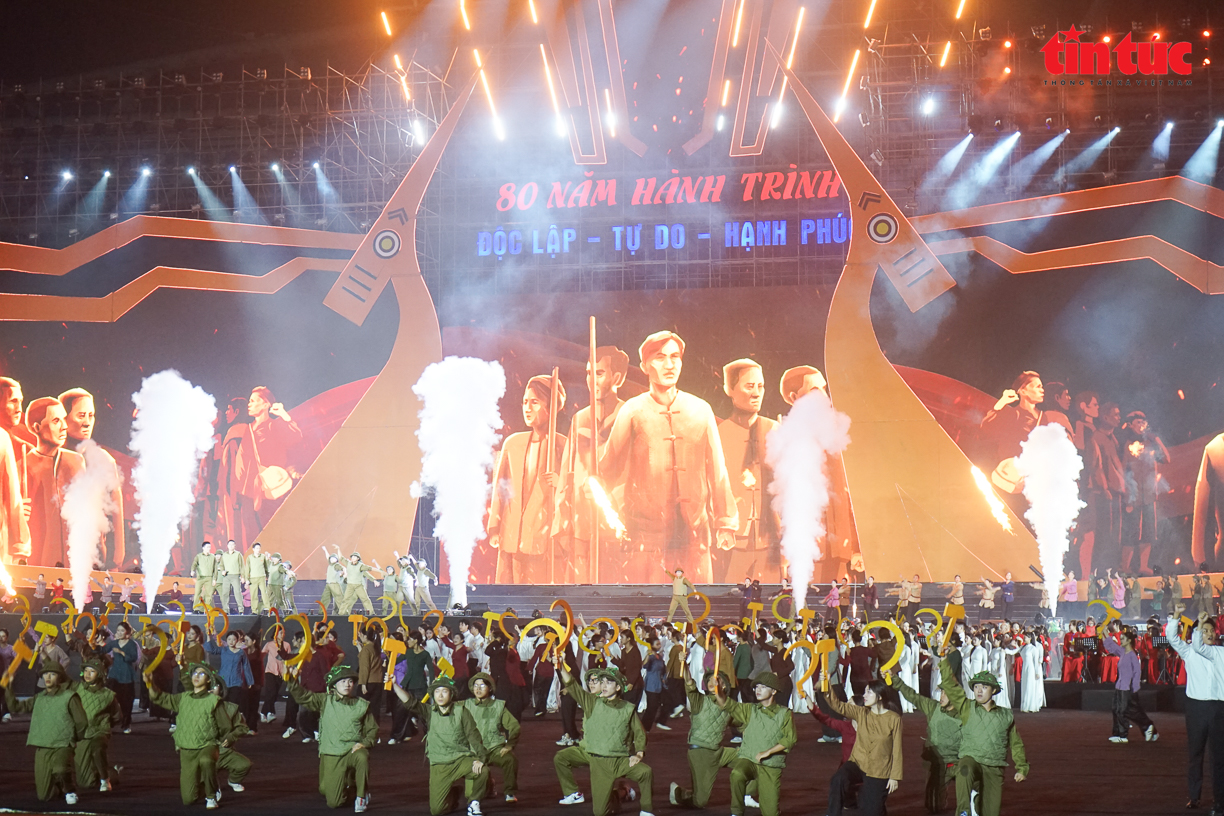 Concert Quốc gia đặc biệt: Bản hùng ca 80 năm Độc lập - Tự do - Hạnh phúc- Ảnh 9. Concert Quốc gia đặc biệt: Bản hùng ca 80 năm Độc lập - Tự do - Hạnh phúc- Ảnh 9.
