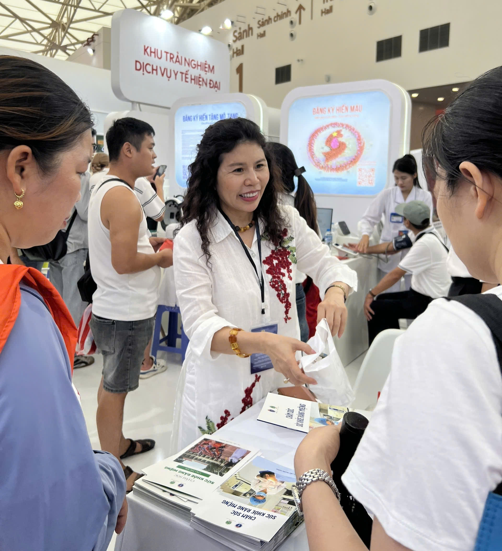 Gian Triển lãm Bộ Y tế thu hút hàng chục nghìn lượt khách thăm quan, trải nghiệm khám, tư vấn sức khoẻ- Ảnh 1. Gian Triển lãm Bộ Y tế thu hút hàng chục nghìn lượt khách thăm quan, trải nghiệm khám, tư vấn sức khoẻ- Ảnh 1.