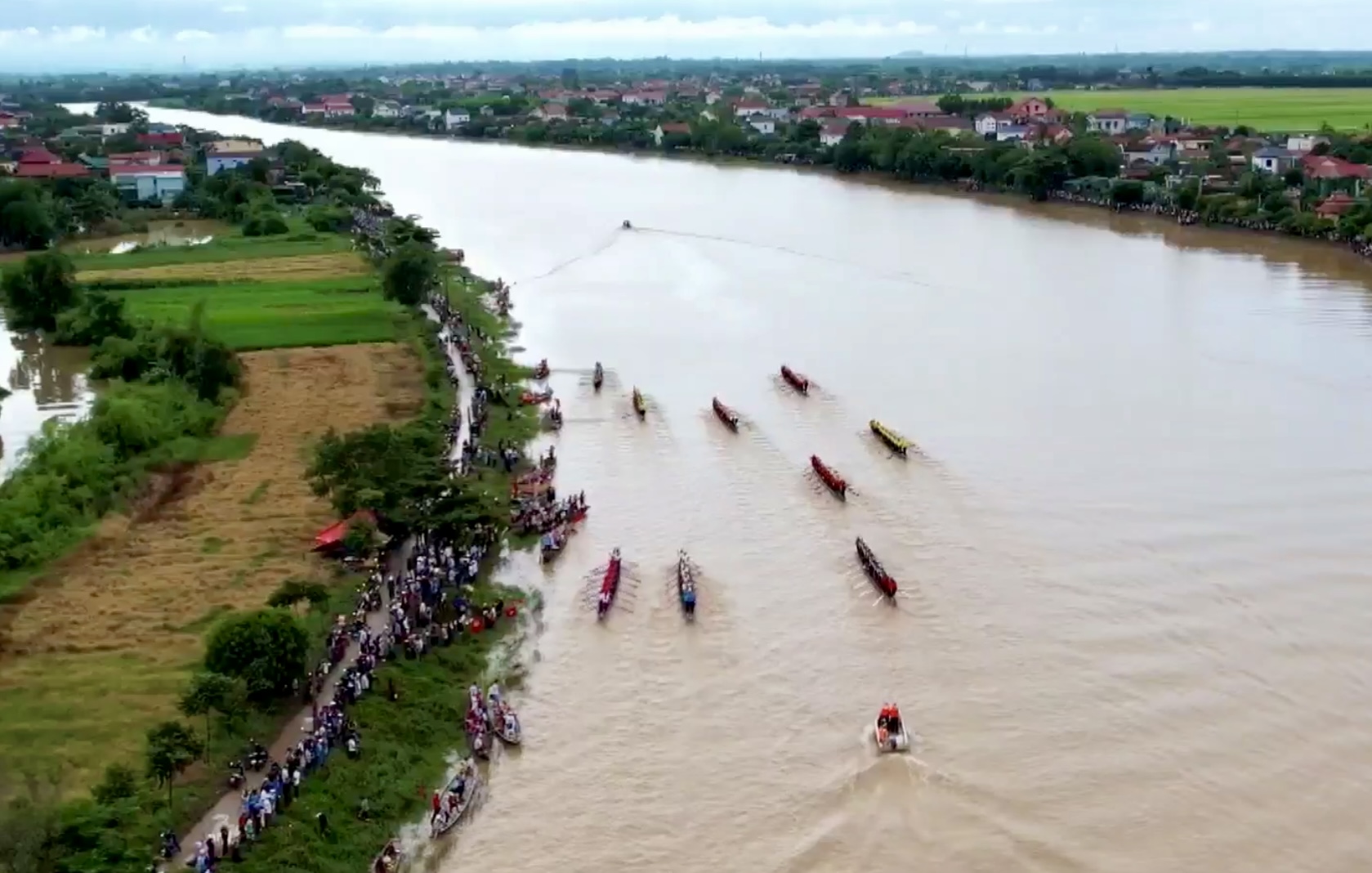 Lễ hội đua thuyền mừng Tết Độc lập trên dòng sông chảy ngược- Ảnh 3. Lễ hội đua thuyền mừng Tết Độc lập trên dòng sông chảy ngược- Ảnh 3.