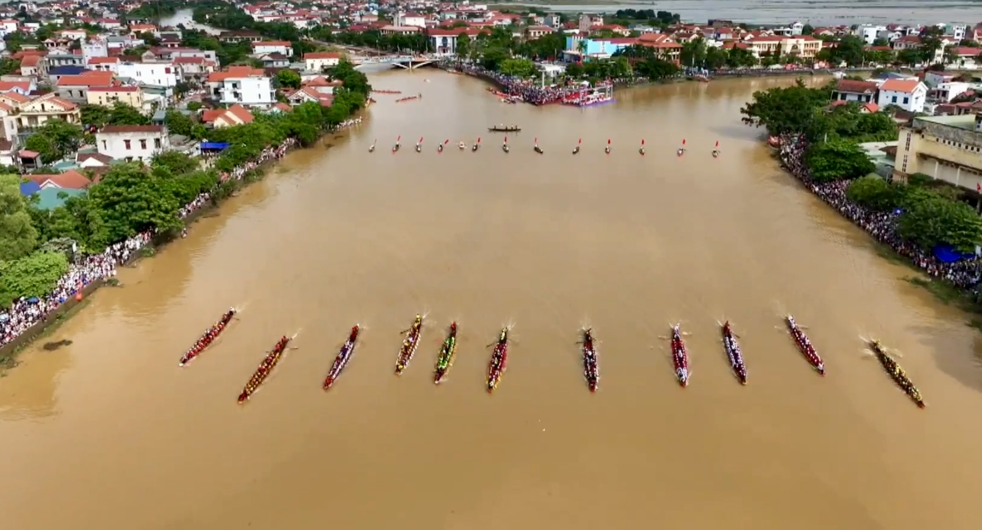 Lễ hội đua thuyền mừng Tết Độc lập trên dòng sông chảy ngược- Ảnh 2. Lễ hội đua thuyền mừng Tết Độc lập trên dòng sông chảy ngược- Ảnh 2.