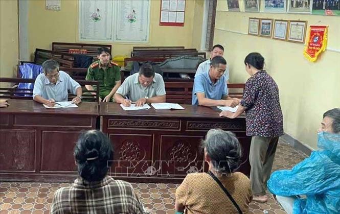 80 năm Quốc khánh: Người dân phấn khởi nhận phần quà 100.000 đồng- Ảnh 5. 80 năm Quốc khánh: Người dân phấn khởi nhận phần quà 100.000 đồng- Ảnh 5.