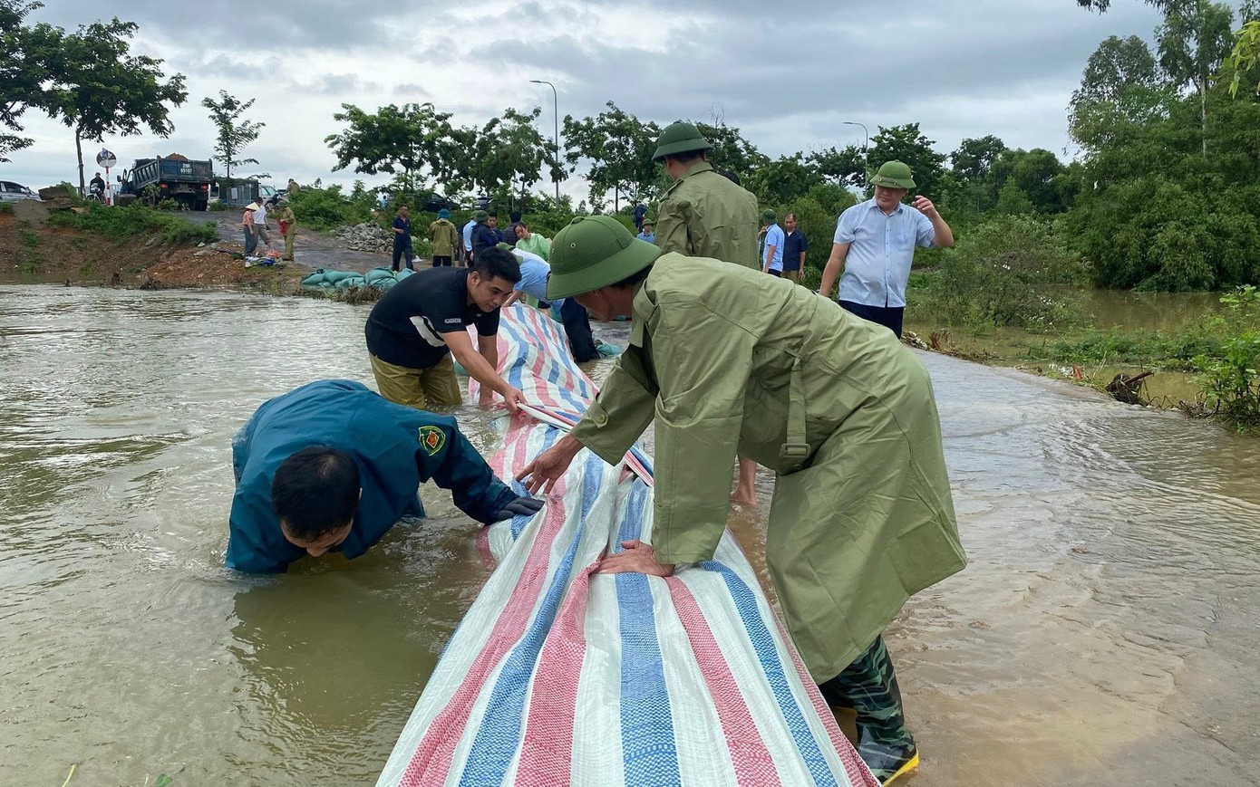 Giữa nắng nóng, lũ sông Tích, sông Bùi vẫn trên mức báo động, hàng chục xã bị ảnh hưởng ngập lụt- Ảnh 3.