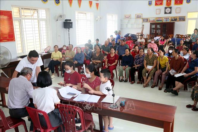 80 năm Quốc khánh: Người dân phấn khởi nhận phần quà 100.000 đồng- Ảnh 1. 80 năm Quốc khánh: Người dân phấn khởi nhận phần quà 100.000 đồng- Ảnh 1.