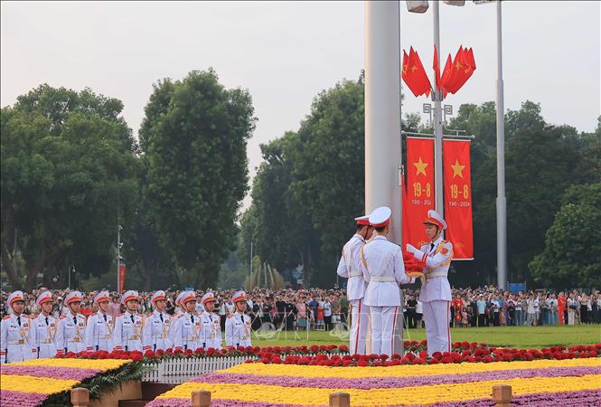 Hàng nghìn người dân tham dự Lễ Thượng cờ tại Quảng trường Ba Đình- Ảnh 1. Hàng nghìn người dân tham dự Lễ Thượng cờ tại Quảng trường Ba Đình- Ảnh 1.