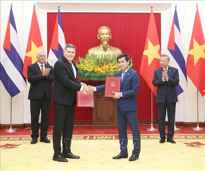 Lãnh đạo cấp cao hai nước Cuba và Việt Nam chứng kiến Lễ trao các Văn kiện hợp tác- Ảnh 4. Lãnh đạo cấp cao hai nước Cuba và Việt Nam chứng kiến Lễ trao các Văn kiện hợp tác- Ảnh 4.