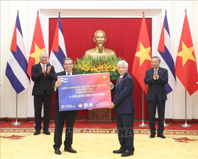Lãnh đạo cấp cao hai nước Cuba và Việt Nam chứng kiến Lễ trao các Văn kiện hợp tác- Ảnh 1. Lãnh đạo cấp cao hai nước Cuba và Việt Nam chứng kiến Lễ trao các Văn kiện hợp tác- Ảnh 1.