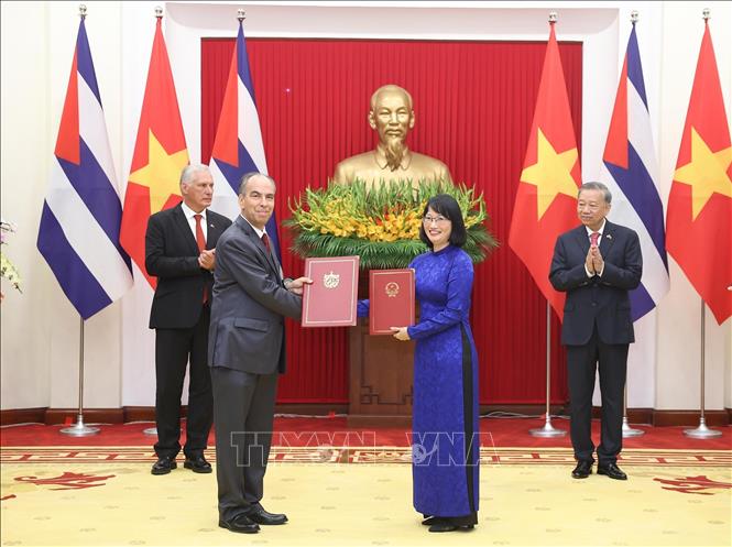 Lãnh đạo cấp cao hai nước Cuba và Việt Nam chứng kiến Lễ trao các Văn kiện hợp tác- Ảnh 5. Lãnh đạo cấp cao hai nước Cuba và Việt Nam chứng kiến Lễ trao các Văn kiện hợp tác- Ảnh 5.