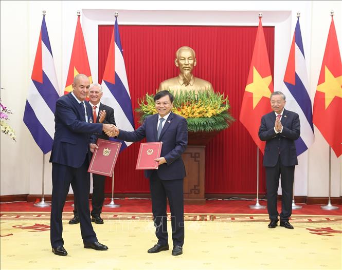 Lãnh đạo cấp cao hai nước Cuba và Việt Nam chứng kiến Lễ trao các Văn kiện hợp tác- Ảnh 2. Lãnh đạo cấp cao hai nước Cuba và Việt Nam chứng kiến Lễ trao các Văn kiện hợp tác- Ảnh 2.