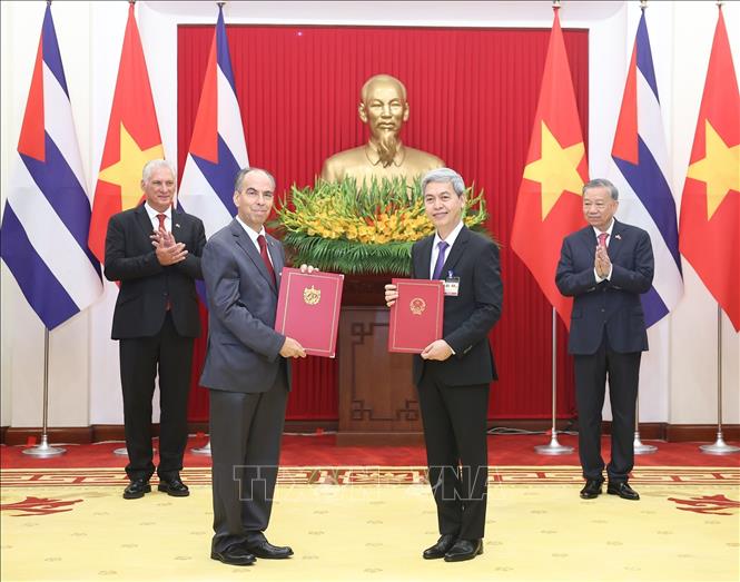 Lãnh đạo cấp cao hai nước Cuba và Việt Nam chứng kiến Lễ trao các Văn kiện hợp tác- Ảnh 6. Lãnh đạo cấp cao hai nước Cuba và Việt Nam chứng kiến Lễ trao các Văn kiện hợp tác- Ảnh 6.