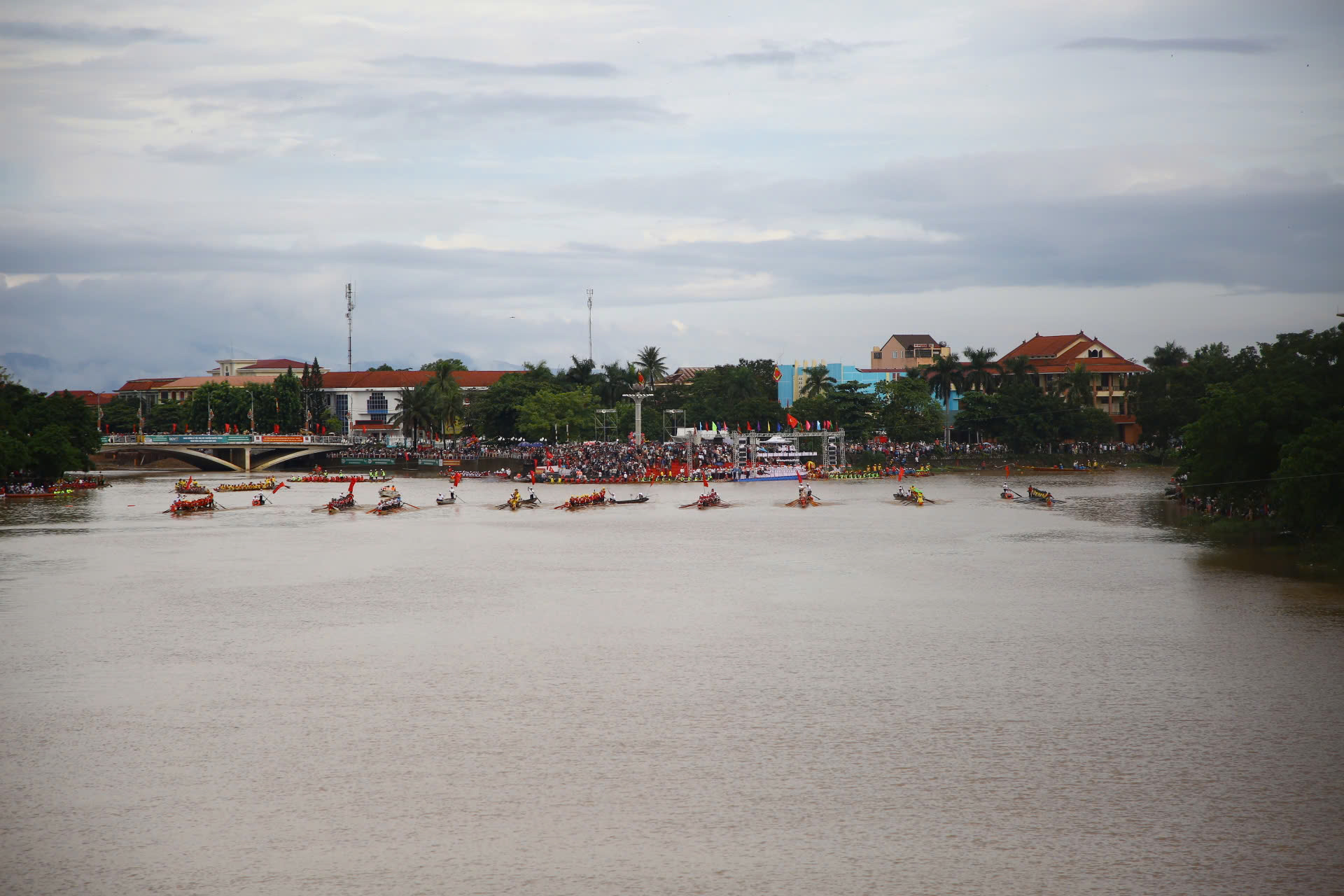 Lễ hội đua thuyền mừng Tết Độc lập trên dòng sông chảy ngược- Ảnh 5. Lễ hội đua thuyền mừng Tết Độc lập trên dòng sông chảy ngược- Ảnh 5.