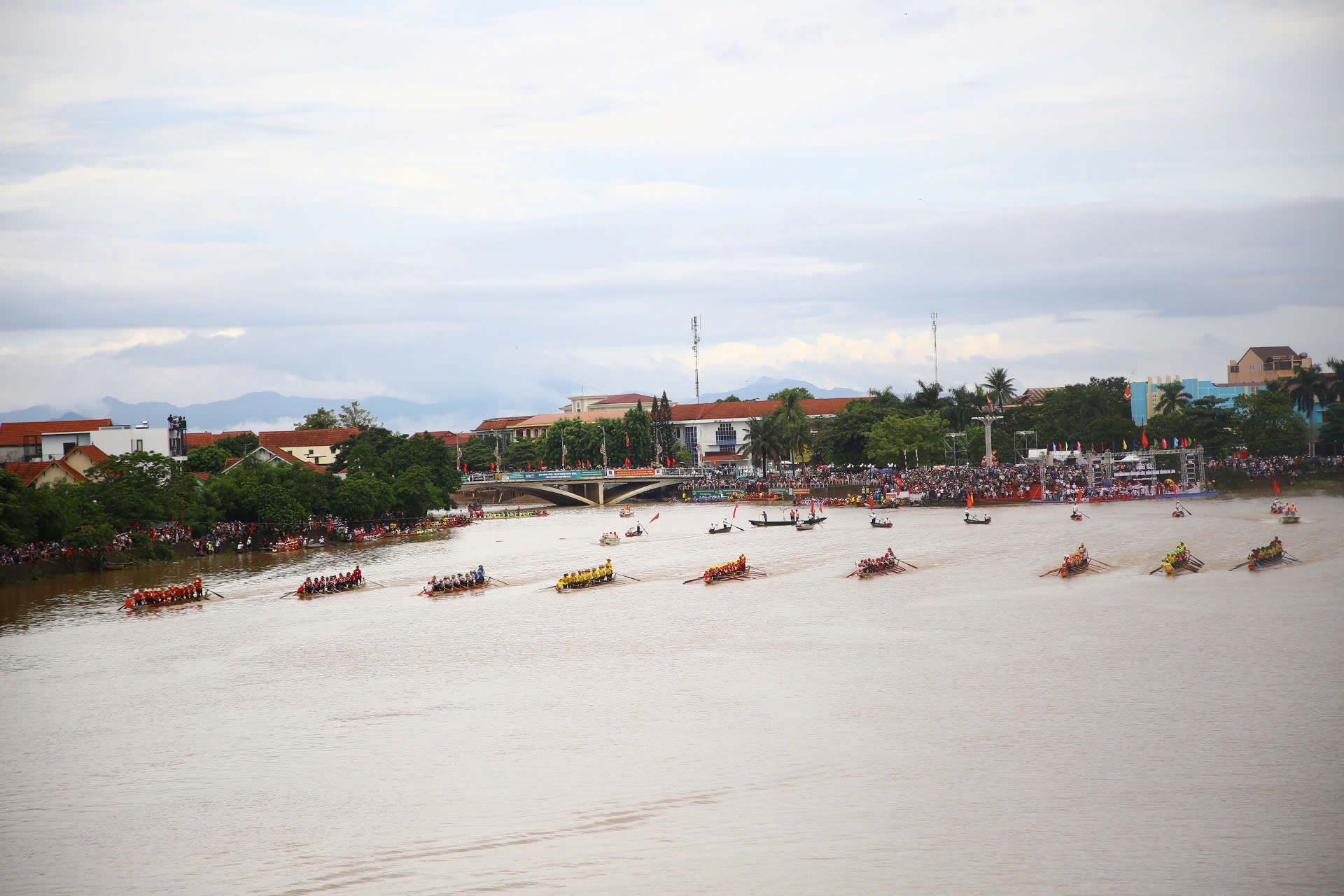 Lễ hội đua thuyền mừng Tết Độc lập trên dòng sông chảy ngược- Ảnh 1. Lễ hội đua thuyền mừng Tết Độc lập trên dòng sông chảy ngược- Ảnh 1.