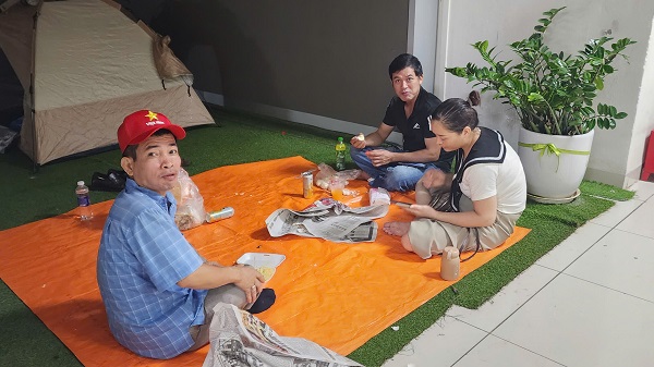 Trường mẫu giáo ở Ba Đình mở cửa đón người dân nghỉ qua đêm xem diễu binh- Ảnh 2. Trường mẫu giáo ở Ba Đình mở cửa đón người dân nghỉ qua đêm xem diễu binh- Ảnh 2.
