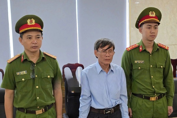 Bắt giam cựu cán bộ Văn phòng Đăng ký đất đai tại Đà Nẵng- Ảnh 1. Bắt giam cựu cán bộ Văn phòng Đăng ký đất đai tại Đà Nẵng- Ảnh 1.