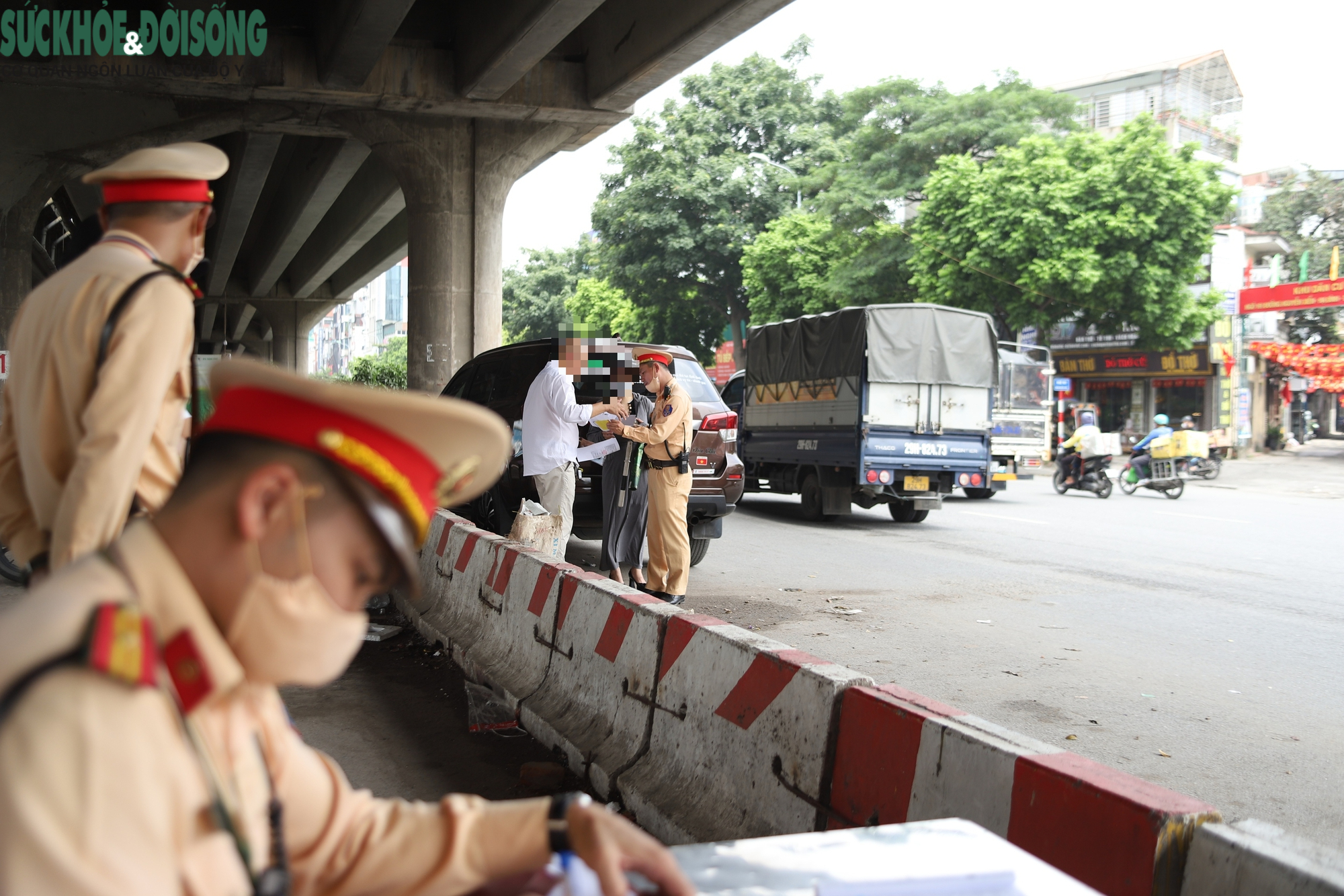 Sau vụ cháy 500 xe máy, CSGT - Công an xử lý hàng loạt tài xế đỗ xe dưới gầm Vành đai 3- Ảnh 2.