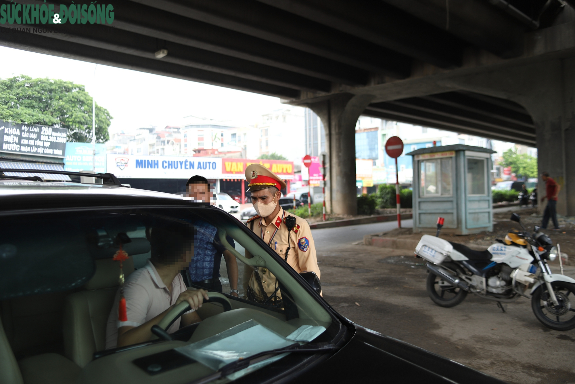 Sau vụ cháy 500 xe máy, CSGT - Công an xử lý hàng loạt tài xế đỗ xe dưới gầm Vành đai 3- Ảnh 3.