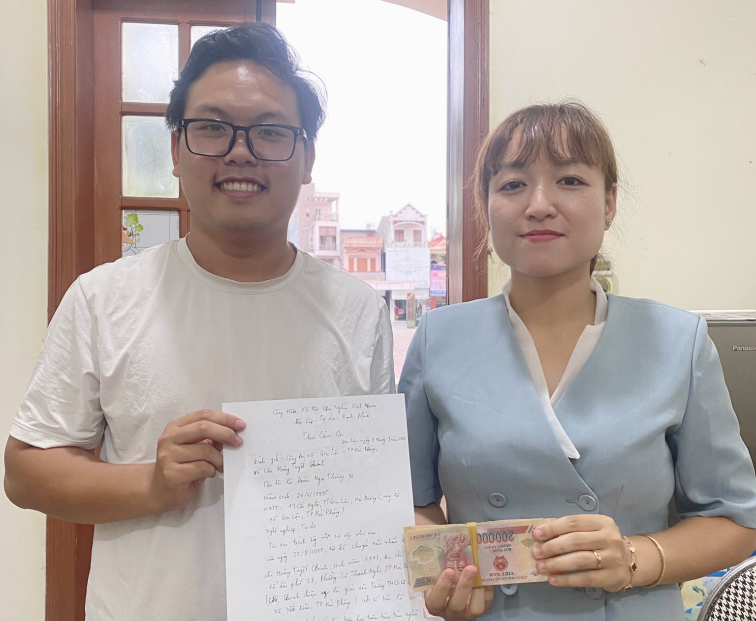 Bất ngờ nhận được tiền từ người lạ chuyển khoản, nữ giáo viên vội trình báo công an- Ảnh 1.