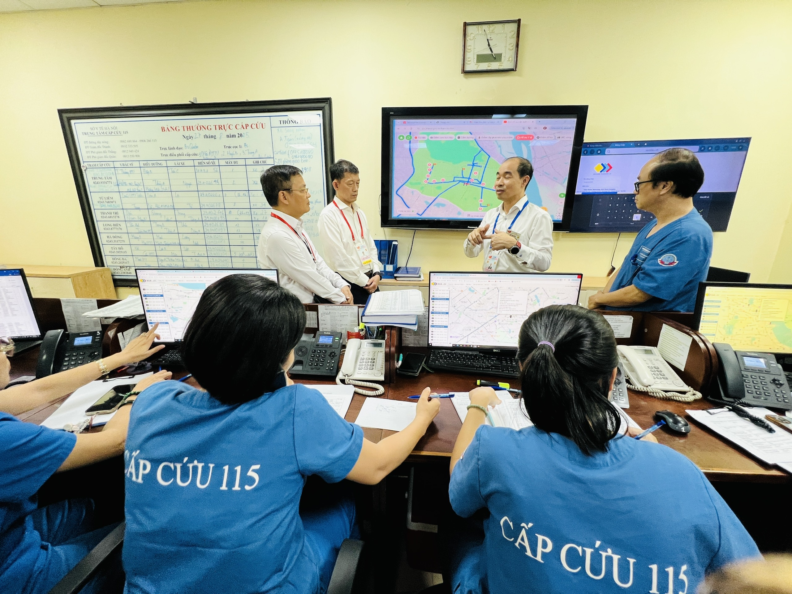 Bộ Y tế yêu cầu chủ động ứng phó bão số 11, không để gián đoạn khám chữa bệnh, cấp cứu- Ảnh 1.