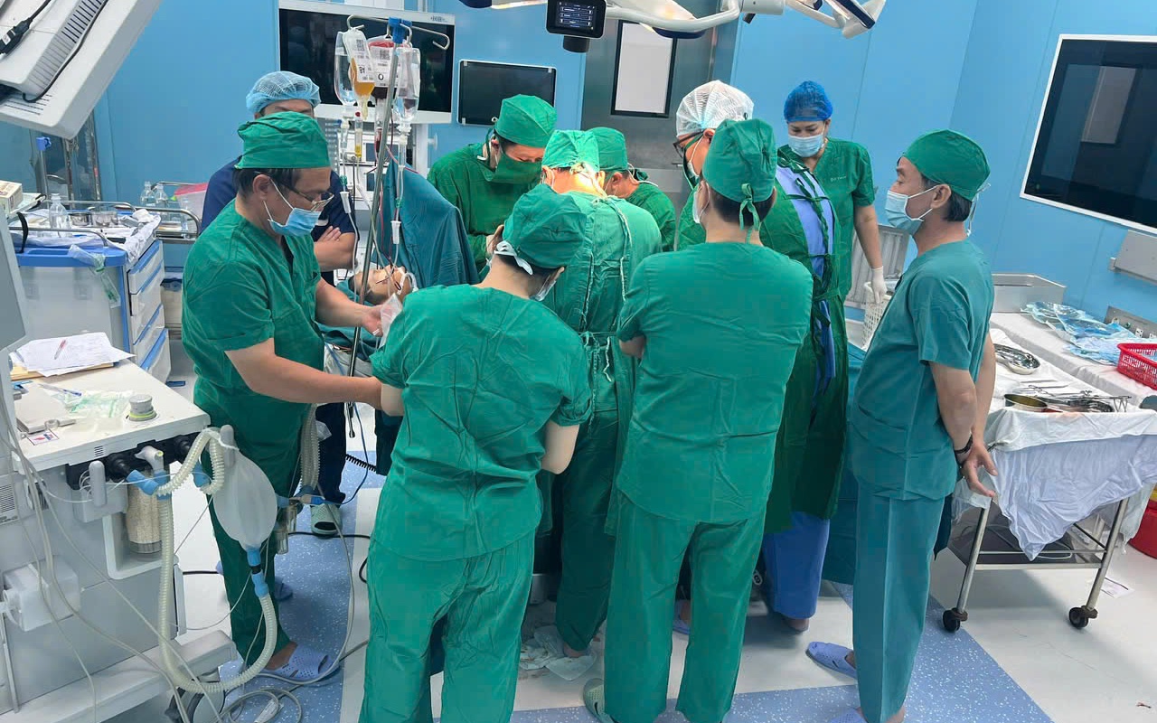 Phối hợp cứu thanh niên chấn thương phức tạp tại Côn Đảo