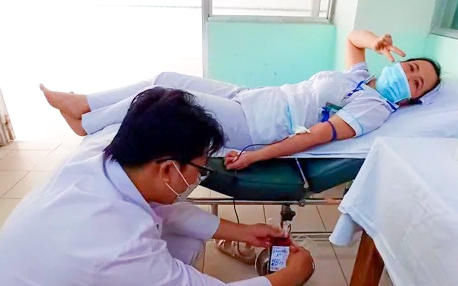 Thiếu hụt máu, bệnh viện ở Lâm Đồng huy động y bác sĩ hiến máu cứu người