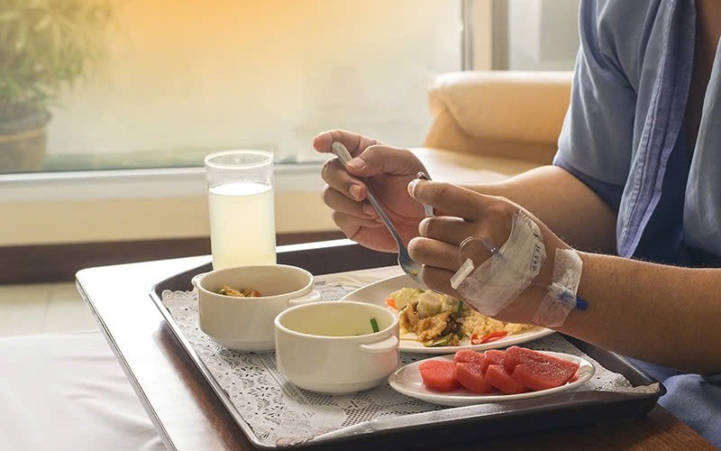 Khi hóa trị, xạ trị, điều trị nhắm trúng đích nên ăn như thế nào?