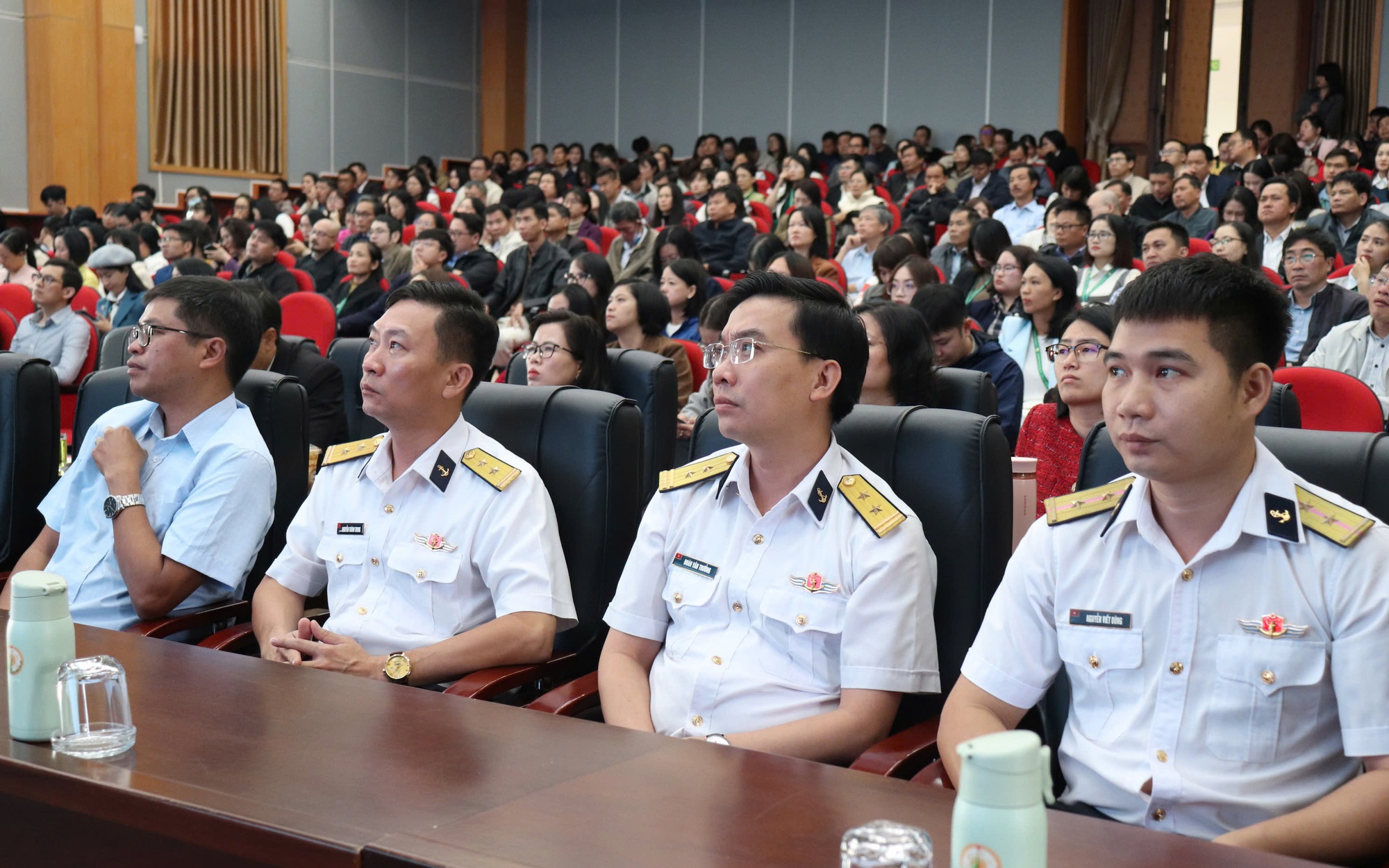 Tuyên truyền về biển, đảo cho nhiều cán bộ, người dân và học sinh ở TPHCM- Ảnh 3. Hơn 4.000 người ở Đại học Đà Lạt được tuyên truyền về biển đảo