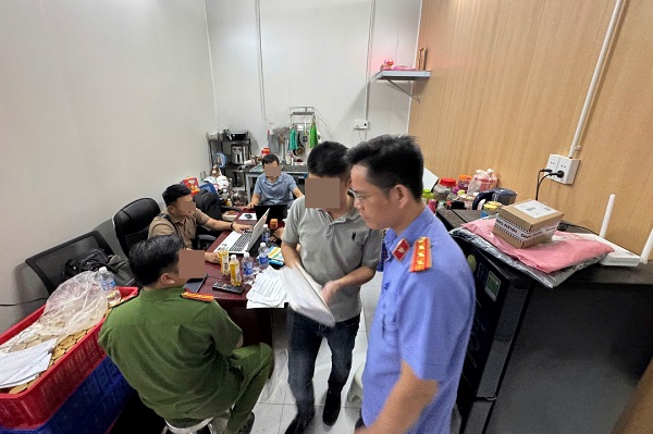 Đánh sập đường dây sản xuất, tiêu thụ hàng chục ngàn hũ nước yến giả- Ảnh 1.