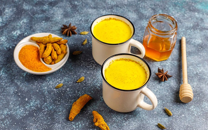 Có nên uống nước nghệ - mật ong với đá lạnh?
